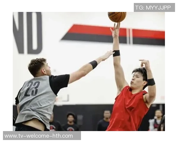 杨瀚森在比赛中掩护和传球速度较慢但节奏略快于克林根