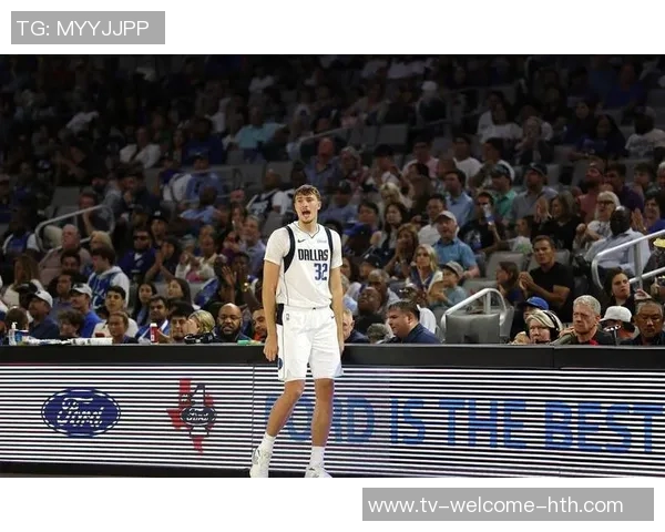 弗拉格首次尝试大个子阵容自信与浓眉共担后卫角色