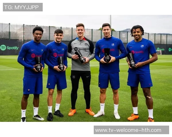 巴萨今日训练吸引众星参与巴尔德埃里克伯纳尔什琴斯尼齐聚一堂